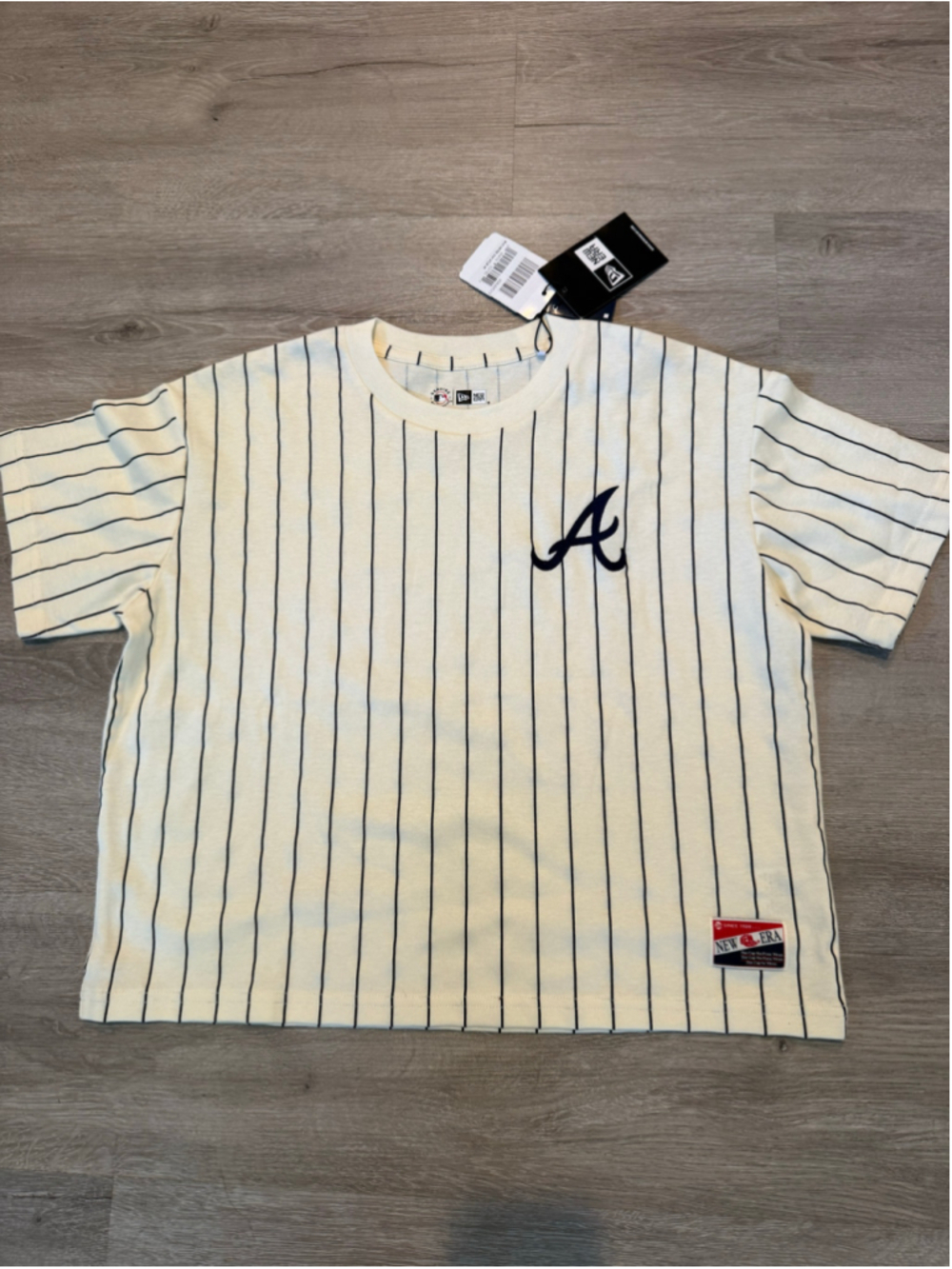 Women's New Era Atlanta Braves Pinstripe Short Sleeve Tee, XS